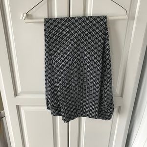 A.N.A. Ankle length stretch pants, zip front, back pockets Size 8, Black & Whit